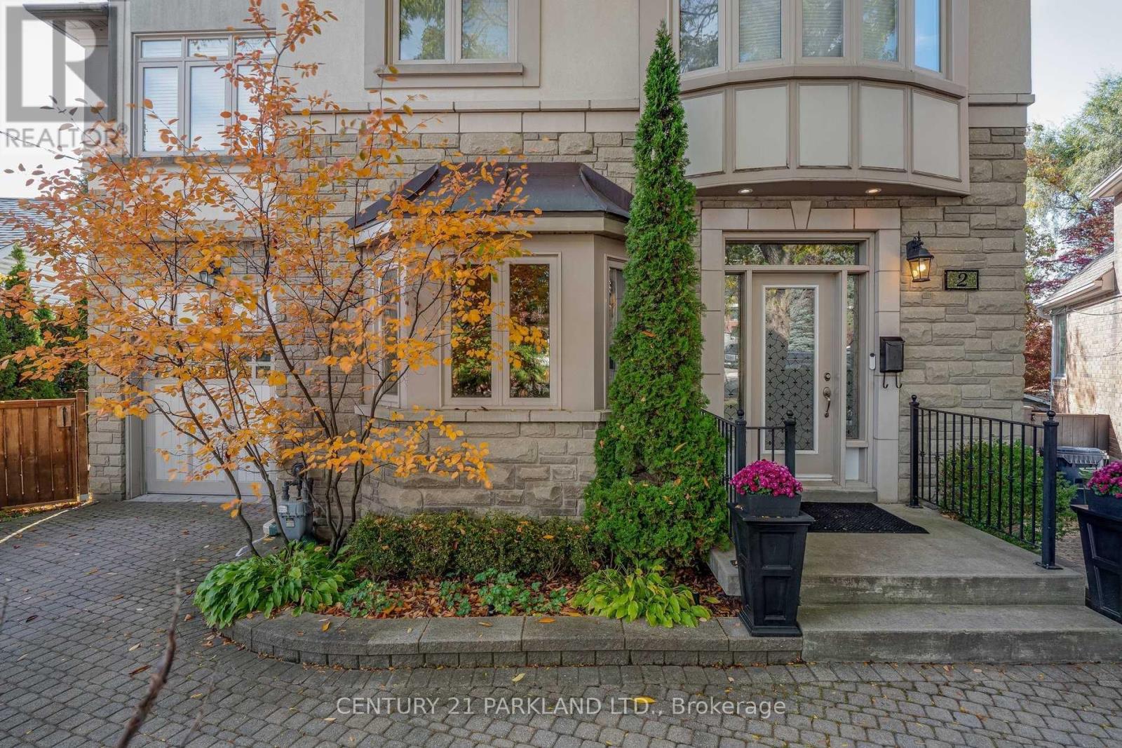 2 Leonard Circle, Toronto, Ontario  M4E 2Z7 - Photo 2 - E12190941