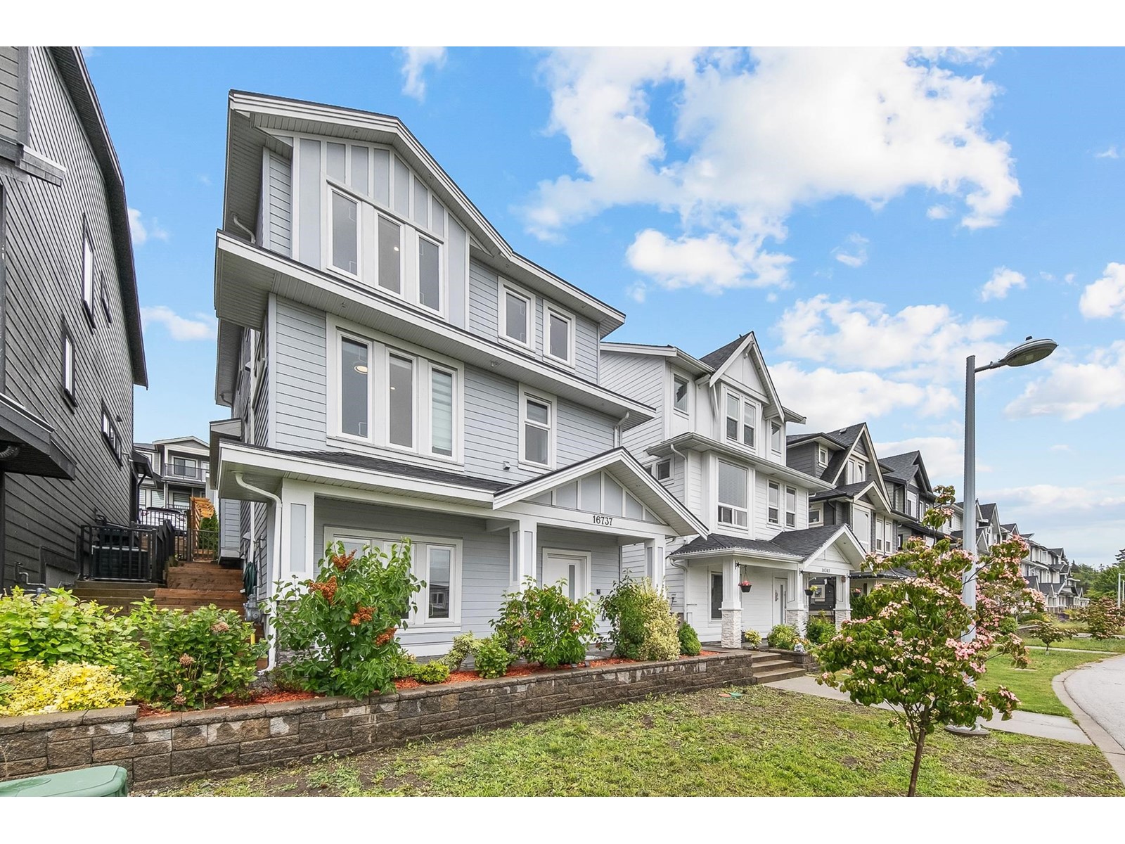 Property at 16737 16 AVENUE image 3