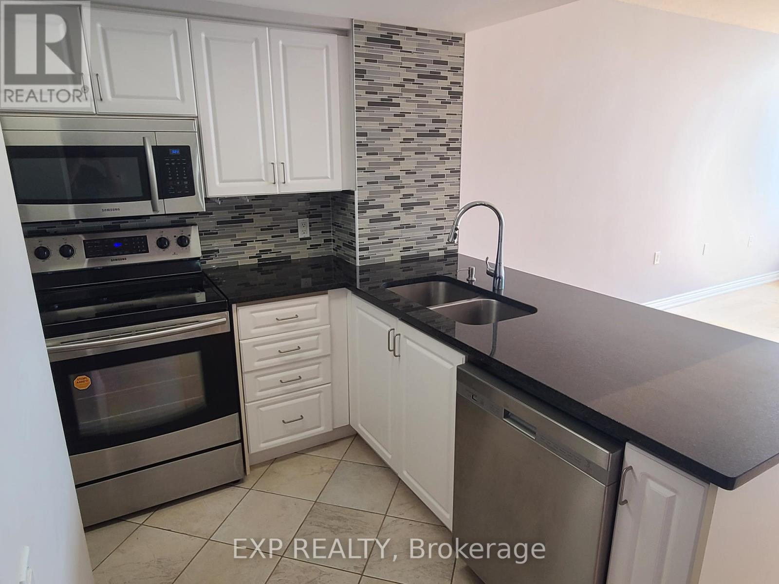 Lph 102 - 9017 Leslie Street, Richmond Hill, Ontario  L4B 4R8 - Photo 3 - N12190991