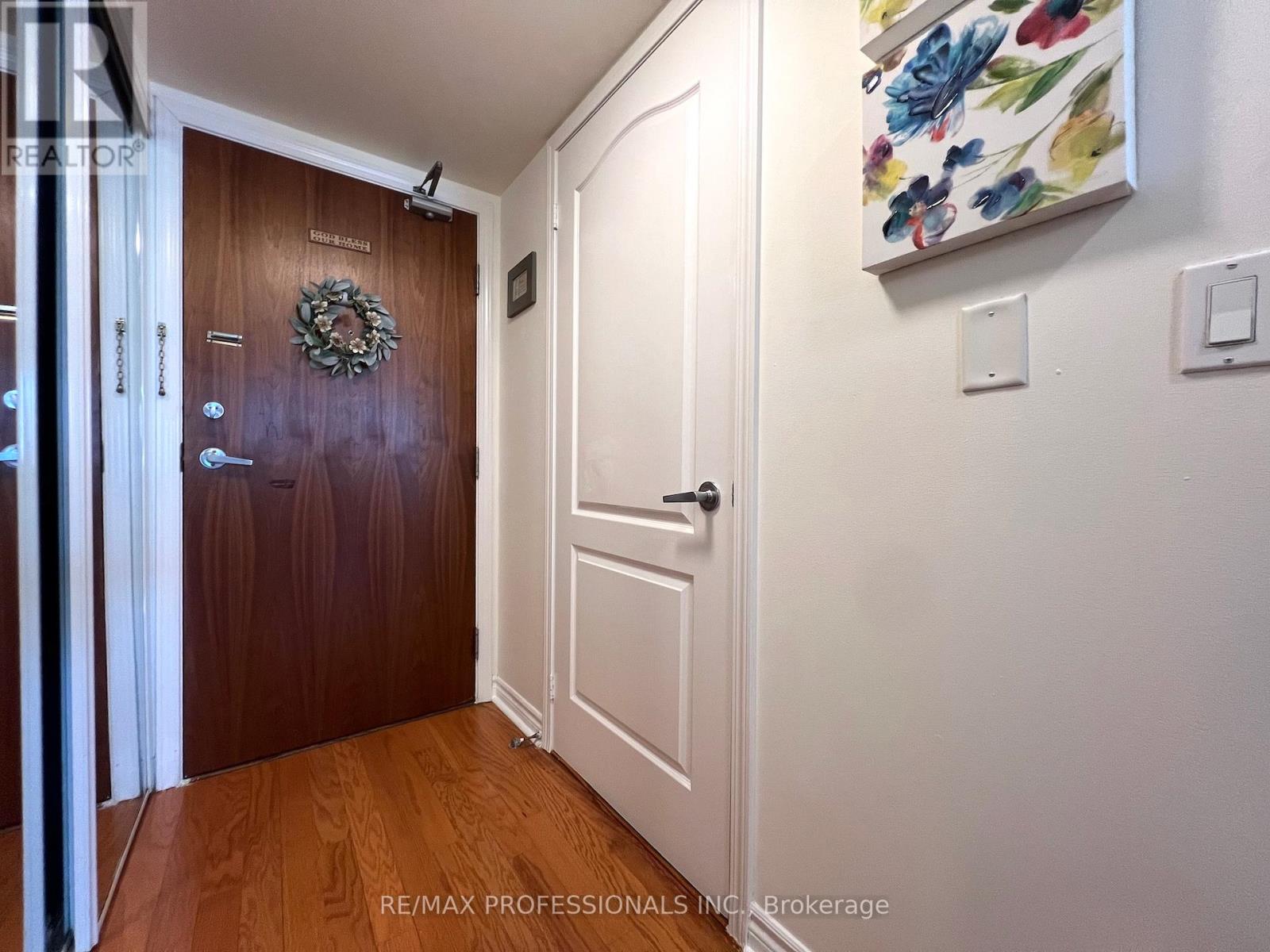 708 - 33 Elm Drive W, Mississauga, Ontario  L5B 4M2 - Photo 5 - W12190993