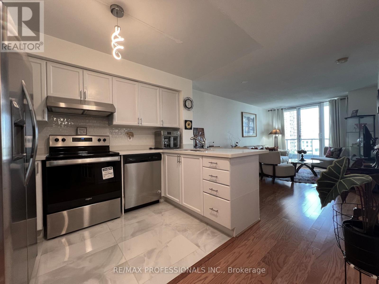 708 - 33 Elm Drive W, Mississauga, Ontario  L5B 4M2 - Photo 8 - W12190993