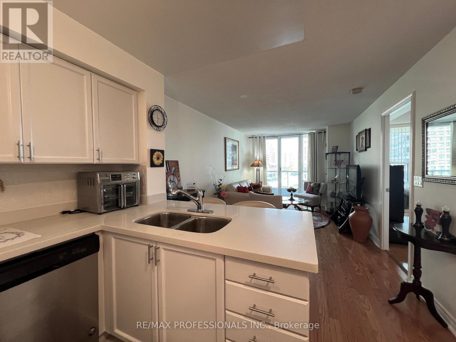 708 - 33 Elm Drive W, Mississauga, Ontario  L5B 4M2 - Photo 9 - W12190993