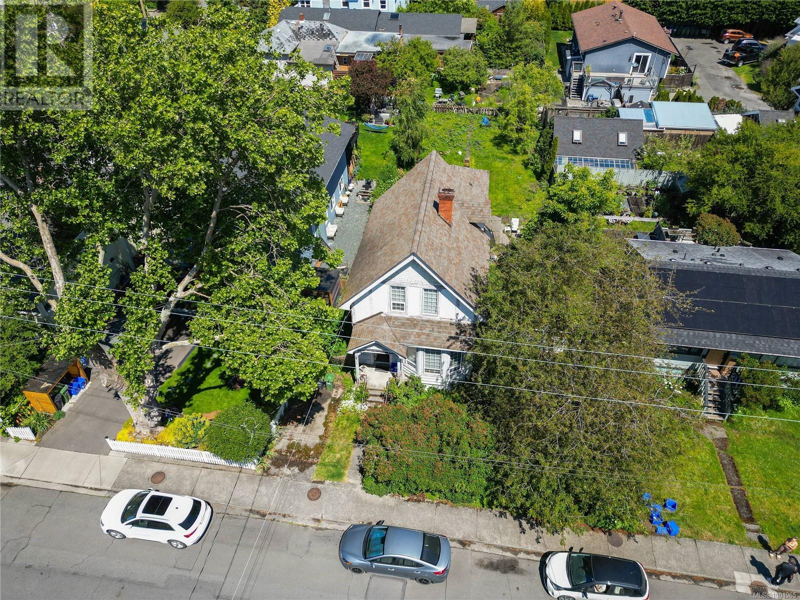 Property at 1630 Pembroke St image 4