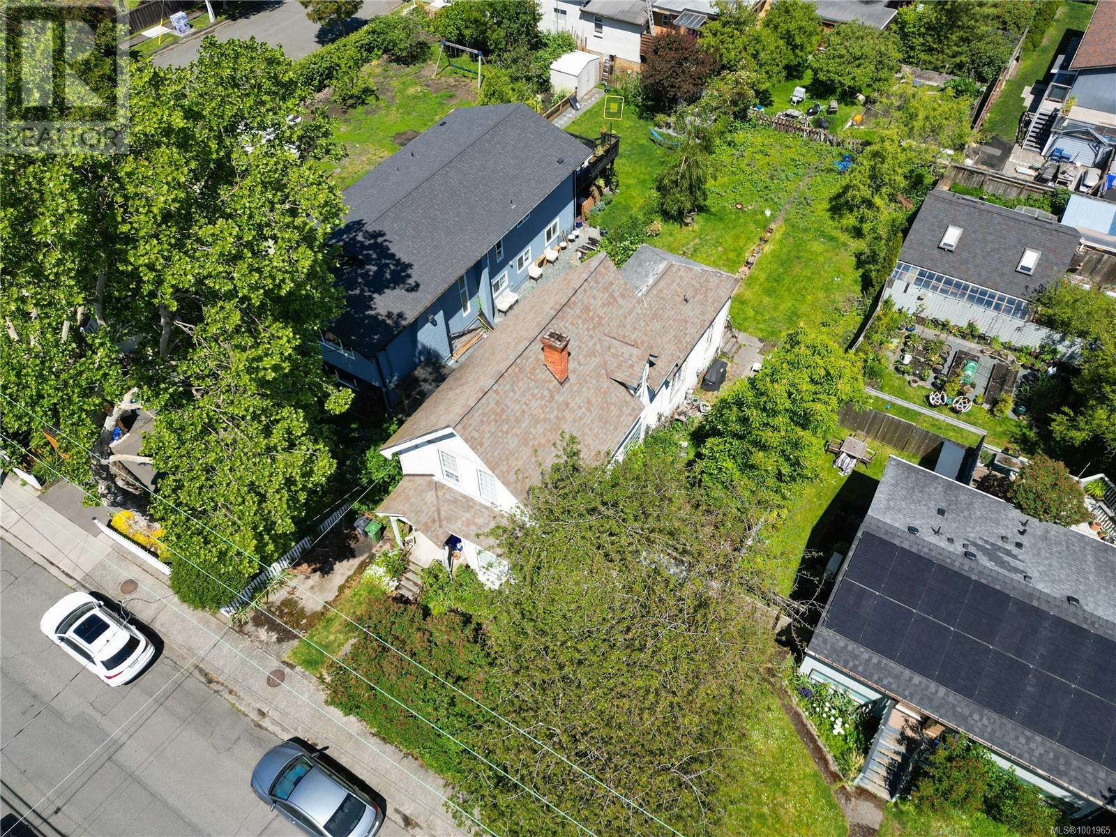 Property at 1630 Pembroke St image 5