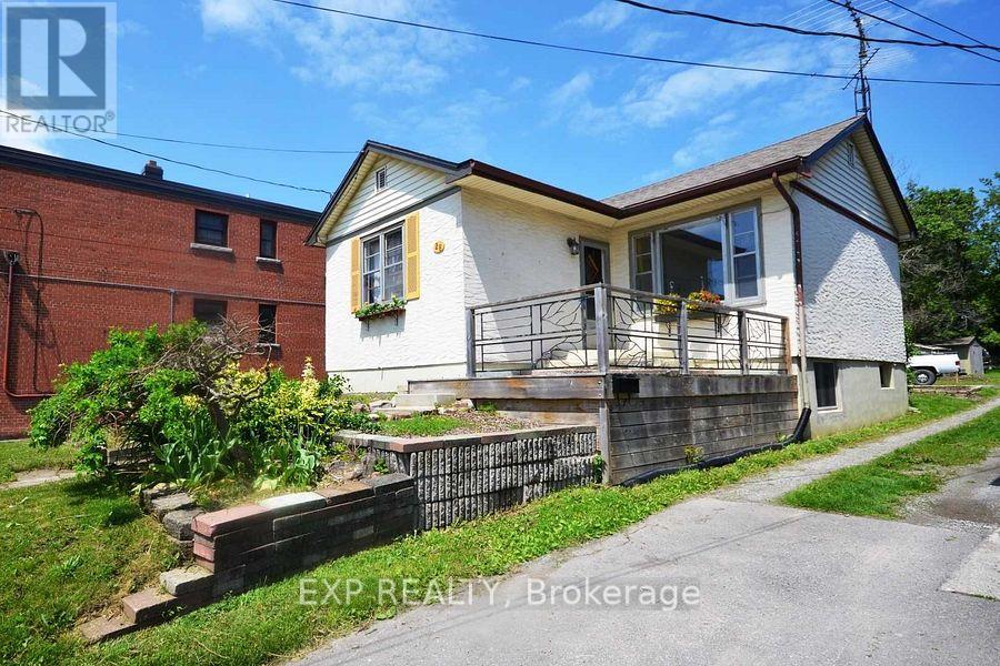 Property at 28 GALE CRESCENT image 3