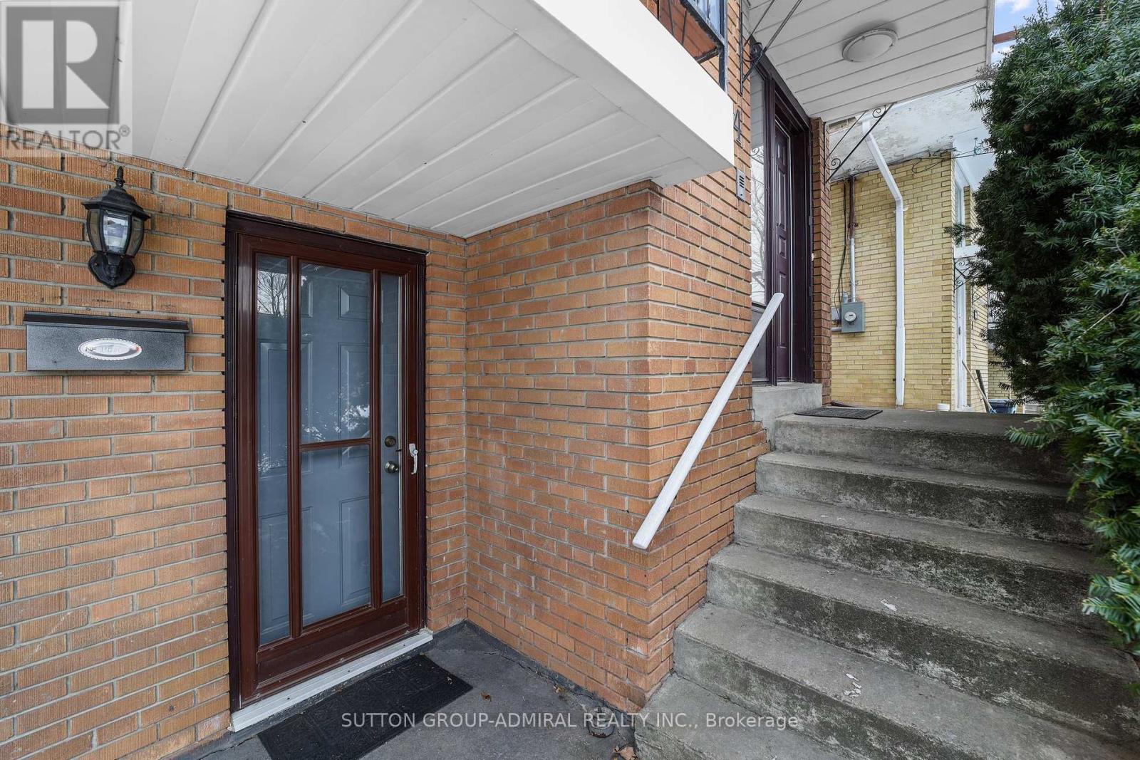 4 Carscadden Drive, Toronto, Ontario  M2R 2A7 - Photo 3 - C12191087