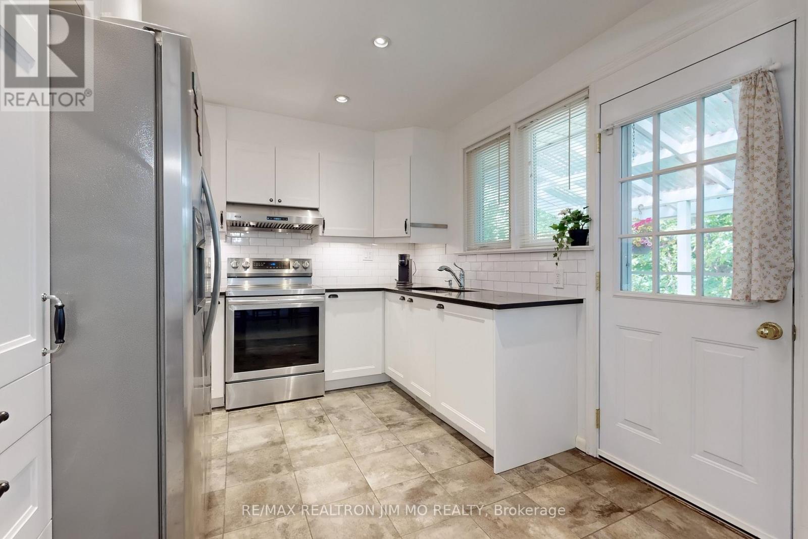 1 Amberdale Drive, Toronto, Ontario  M1P 4B9 - Photo 9 - E12191102