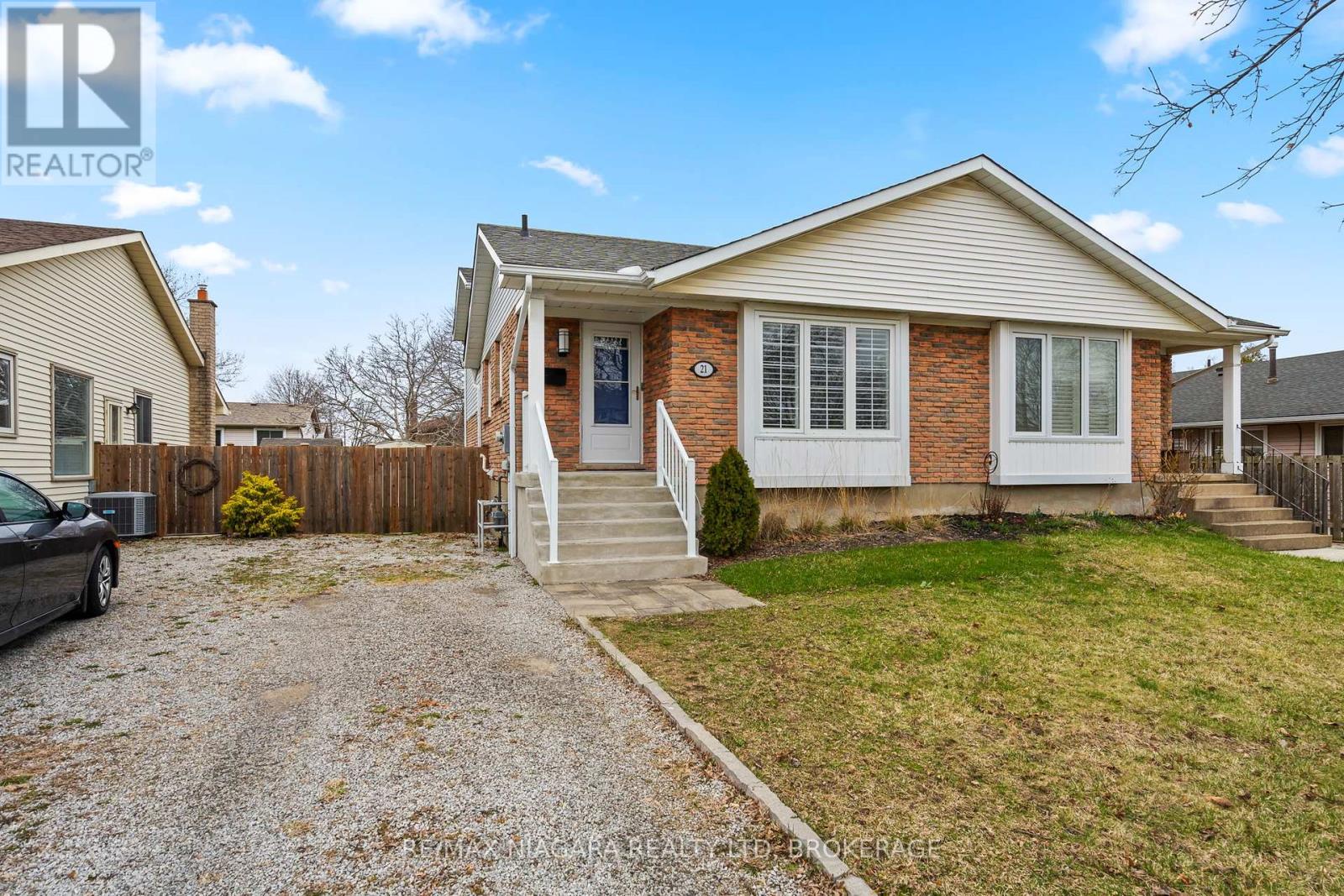 21 DUNDEE DRIVE, St. Catharines, Ontario