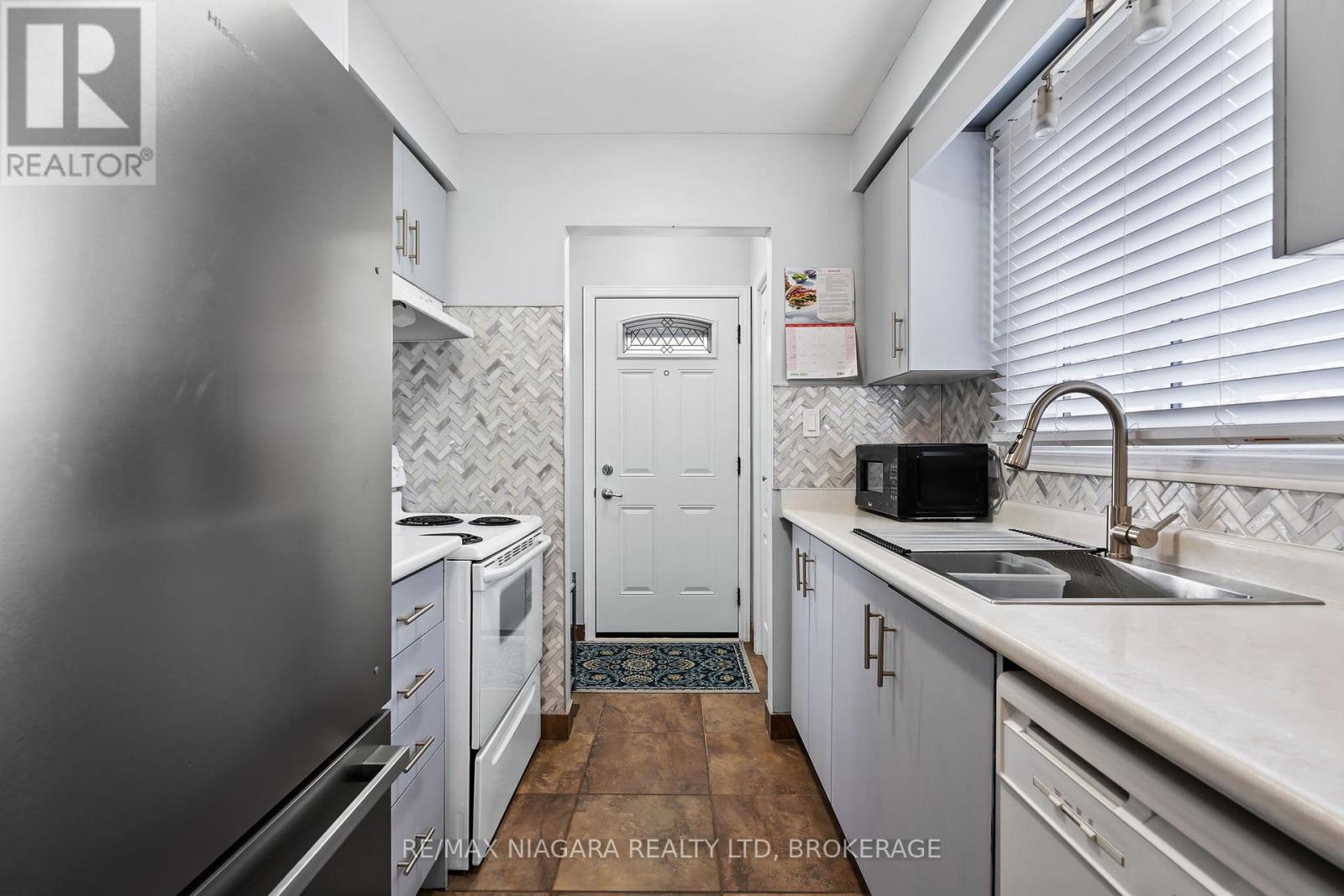 21 Dundee Drive, St. Catharines, Ontario  L2P 3S9 - Photo 4 - X12078522