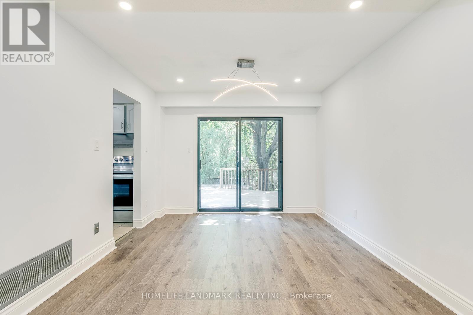 1112 Montgomery Drive, Oakville (Ga Glen Abbey), Ontario  L6M 1G1 - Photo 6 - W12191143