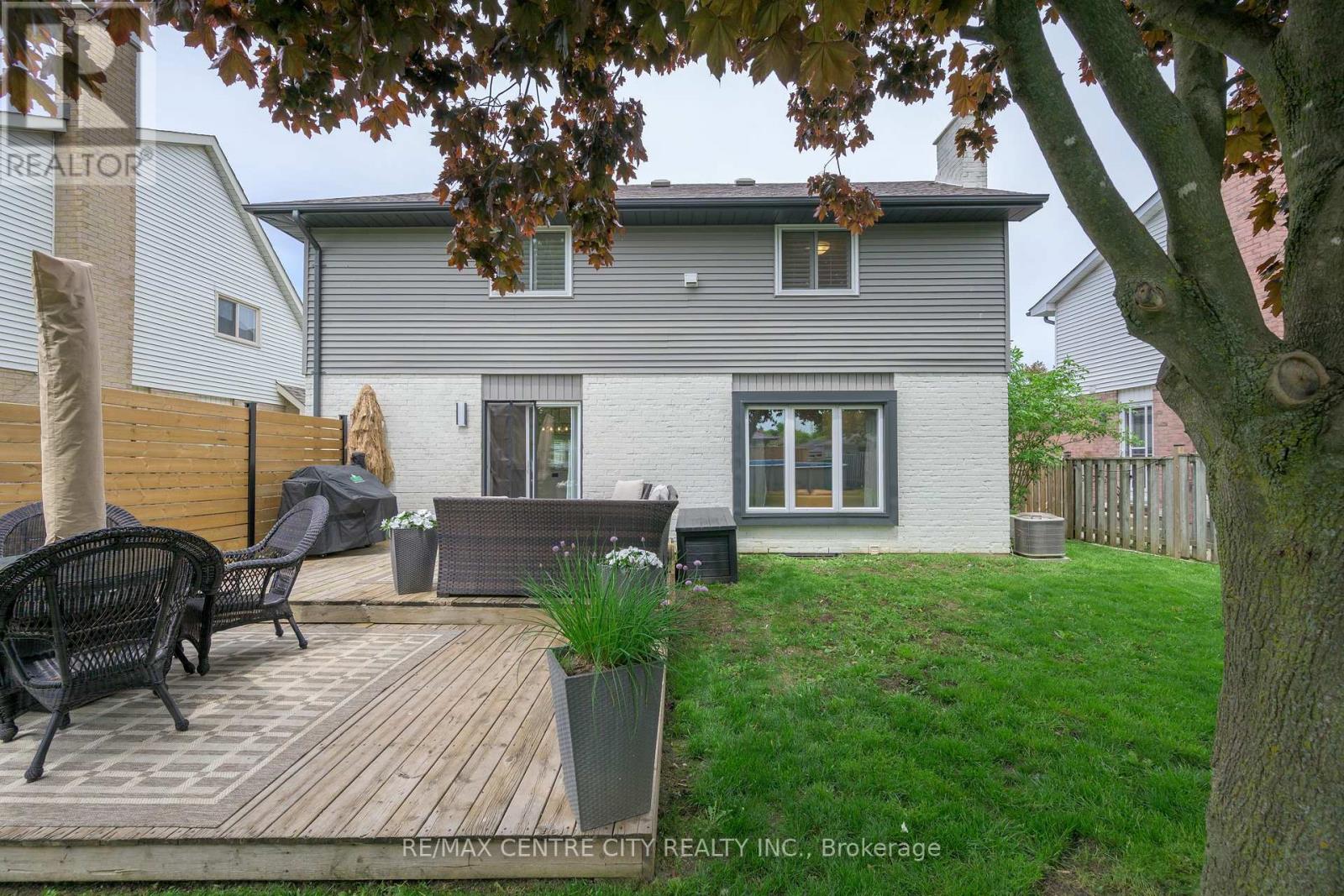 152 Bexhill Close, London South (South Y), Ontario  N6E 3B1 - Photo 4 - X12191163