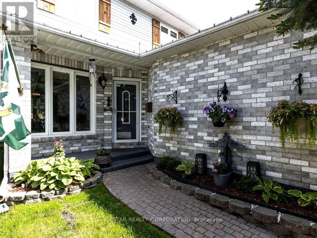 1639 Toulouse Crescent, Ottawa, Ontario  K1C 6K5 - Photo 2 - X12191207