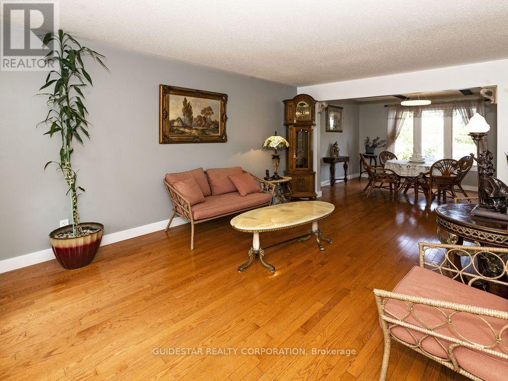 1639 Toulouse Crescent, Ottawa, Ontario  K1C 6K5 - Photo 3 - X12191207