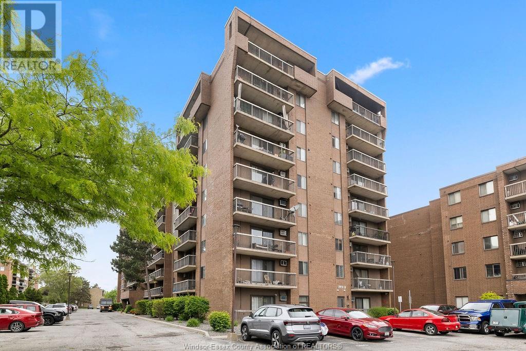 Property at 3936 WYANDOTTE STREET East Unit# 906 image 3