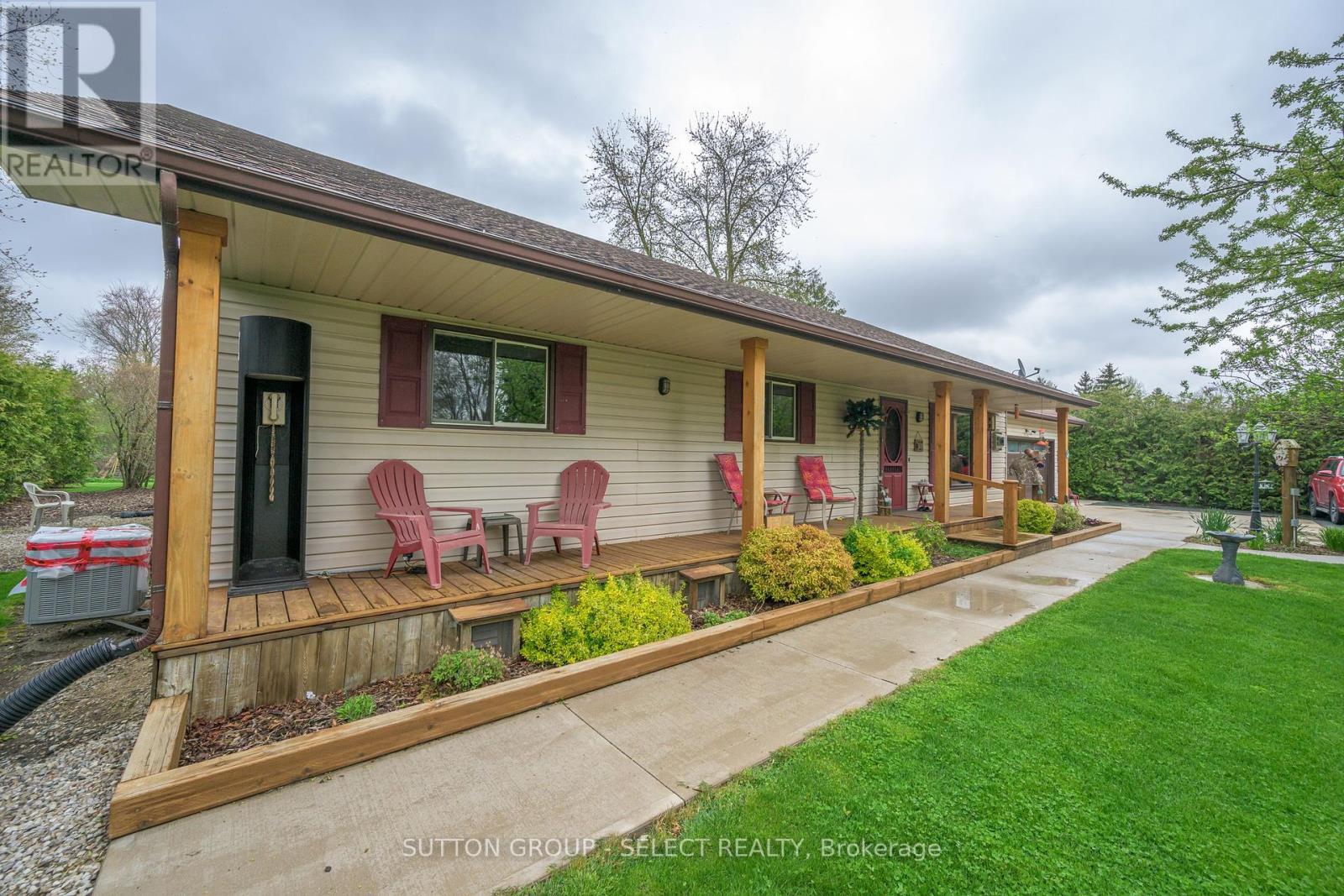 8444 Lazy Lane, Lambton Shores, Ontario  N0M 2N0 - Photo 3 - X12136178