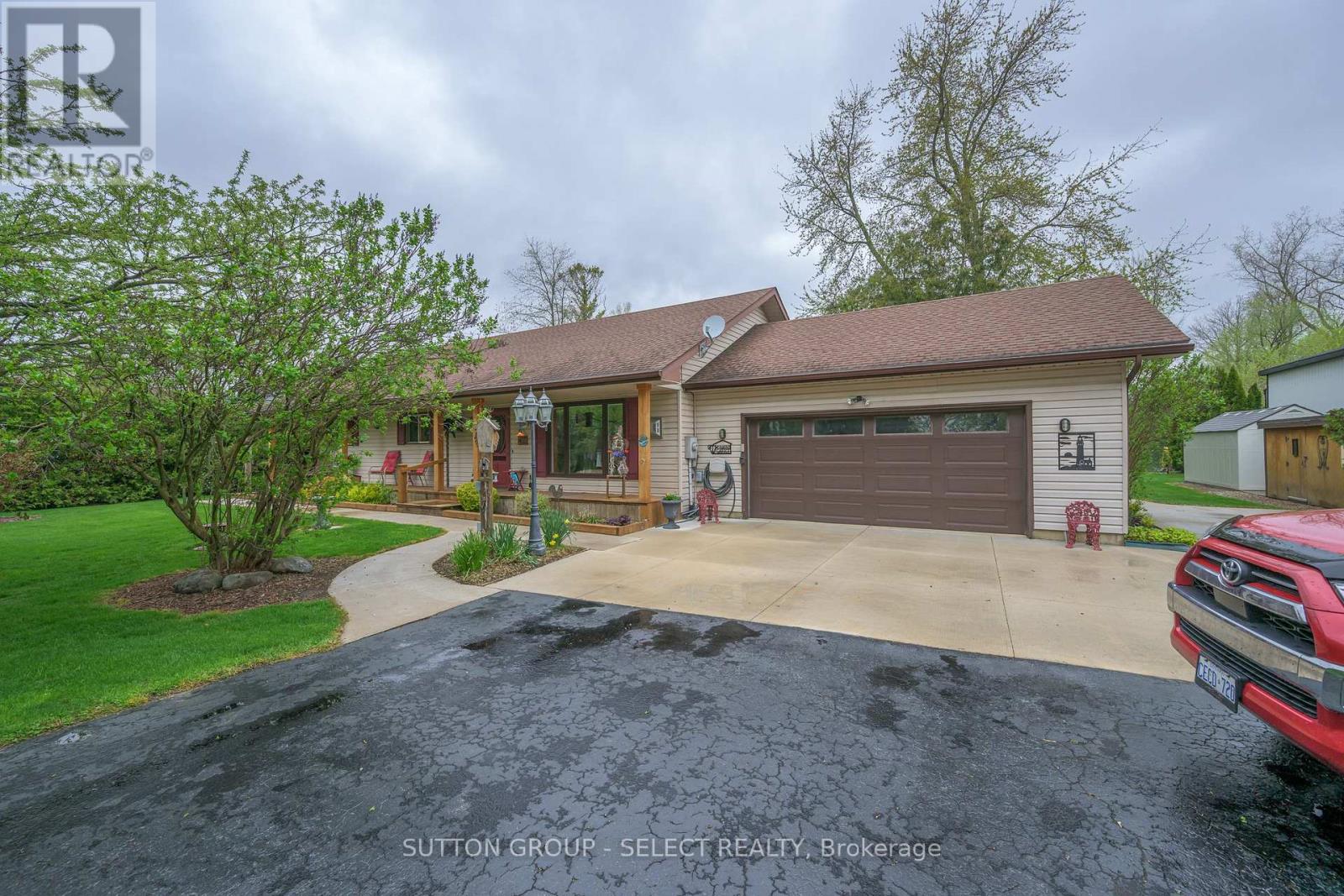 8444 Lazy Lane, Lambton Shores, Ontario  N0M 2N0 - Photo 4 - X12136178
