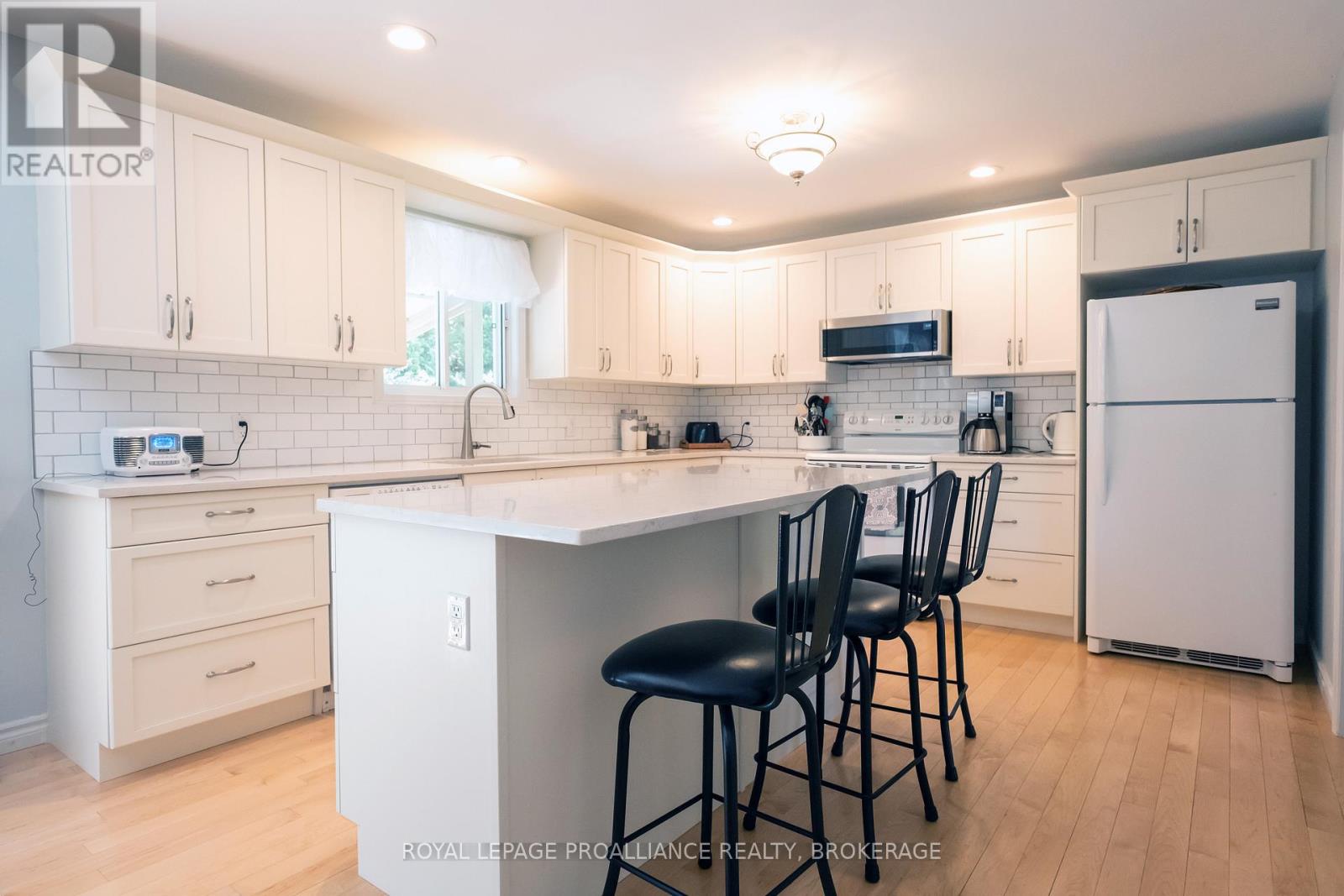 337 Barcovan Beach Road, Quinte West (Murray Ward), Ontario  K0K 1L0 - Photo 12 - X12191281