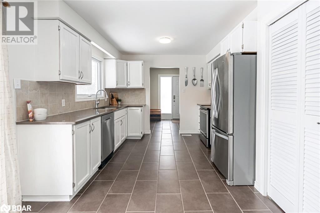 5853 Yonge Street, Innisfil, Ontario  L0L 1K0 - Photo 3 - 40736659