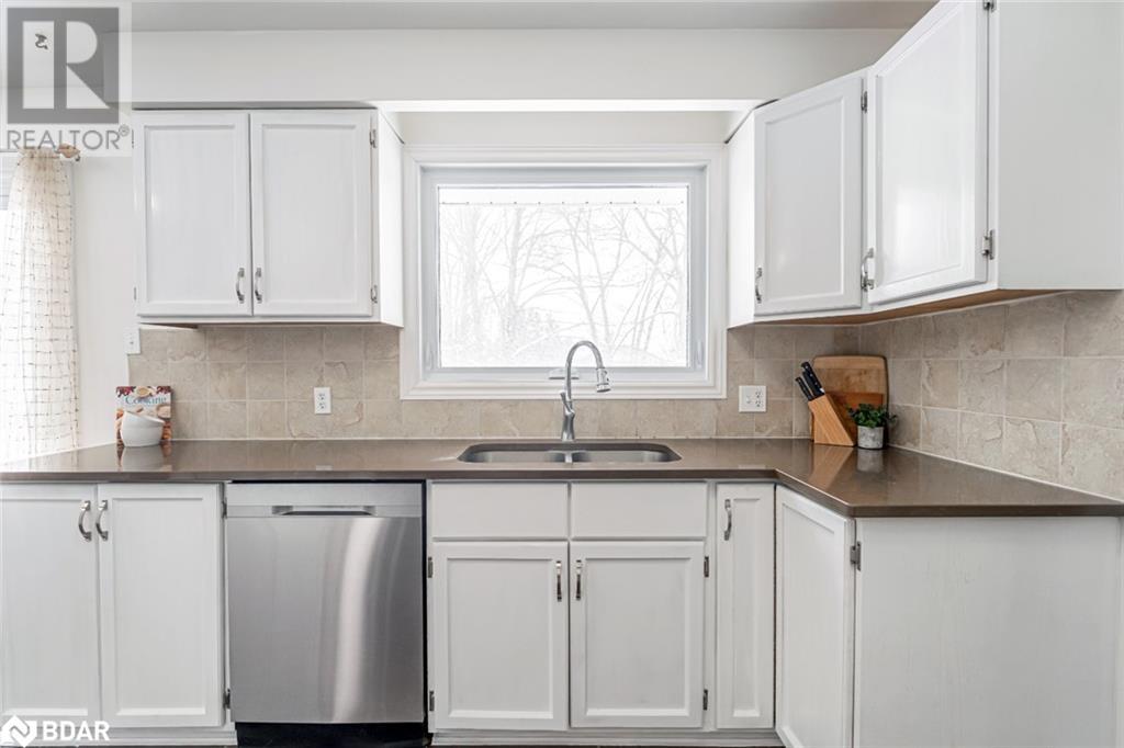 5853 Yonge Street, Innisfil, Ontario  L0L 1K0 - Photo 4 - 40736659