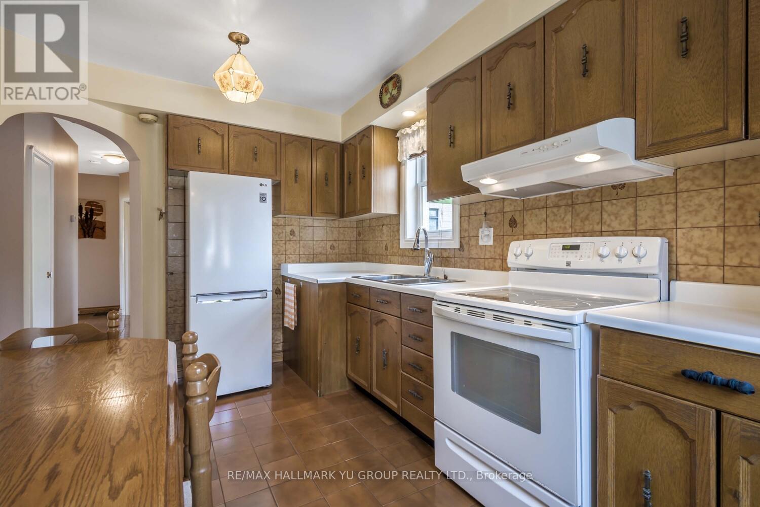 16 Marwill Street, Toronto (Clanton Park), Ontario  M3H 3L3 - Photo 9 - C12191240