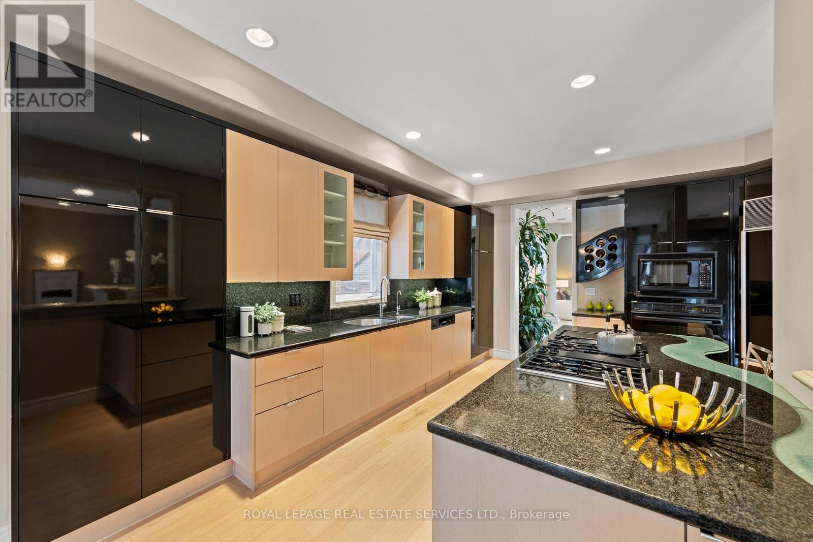 477 Old Orchard Grove, Toronto, Ontario  M5M 2G3 - Photo 25 - C12191264