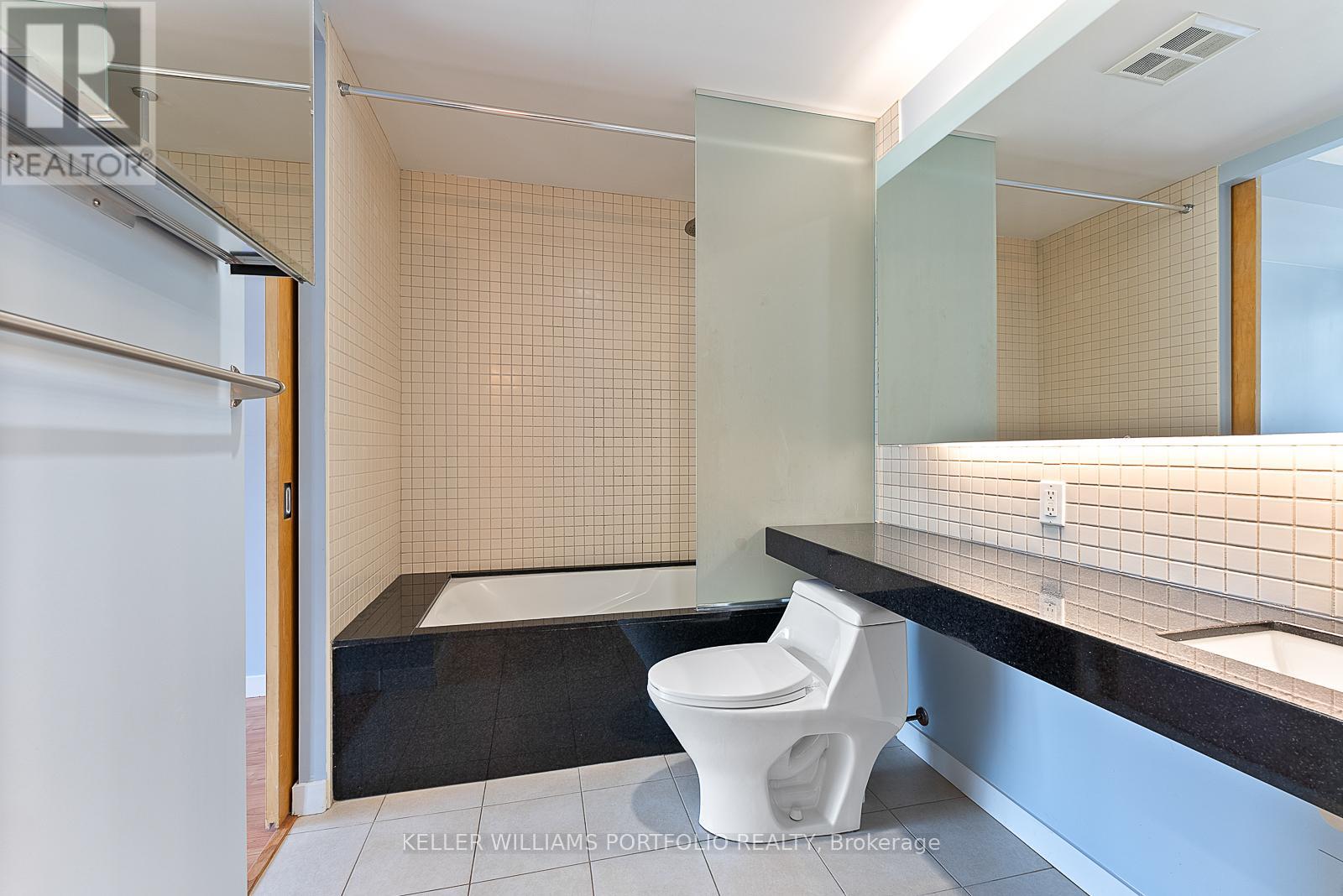 606 - 1 Shaw Street, Toronto, Ontario  M6K 0A1 - Photo 18 - C12179182