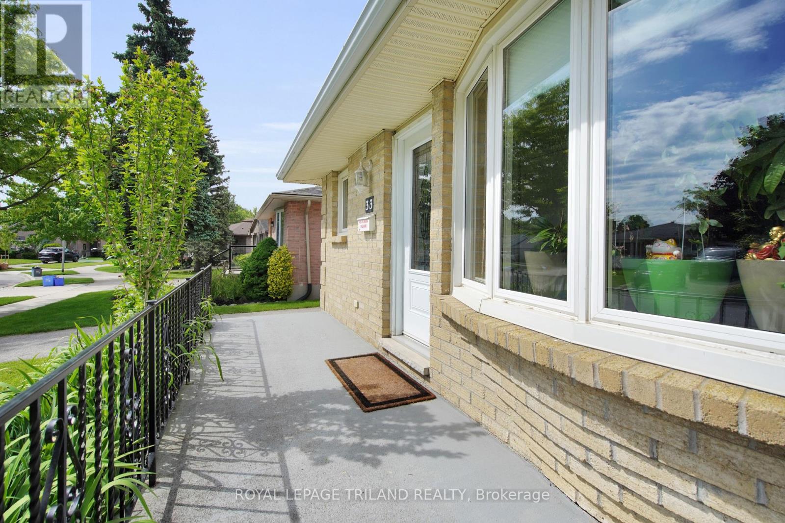 33 Edmunds Crescent, London South, Ontario  N5Z 4J1 - Photo 2 - X12191594