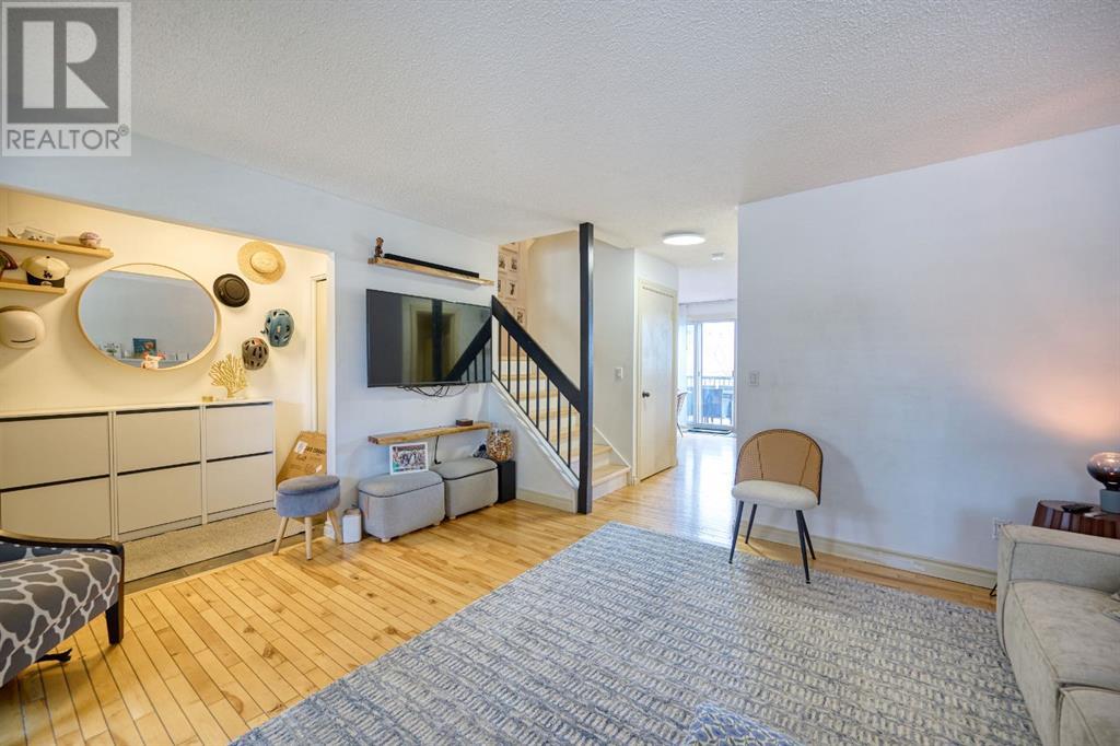 Property at 4 Strathcona Crescent SW image 4