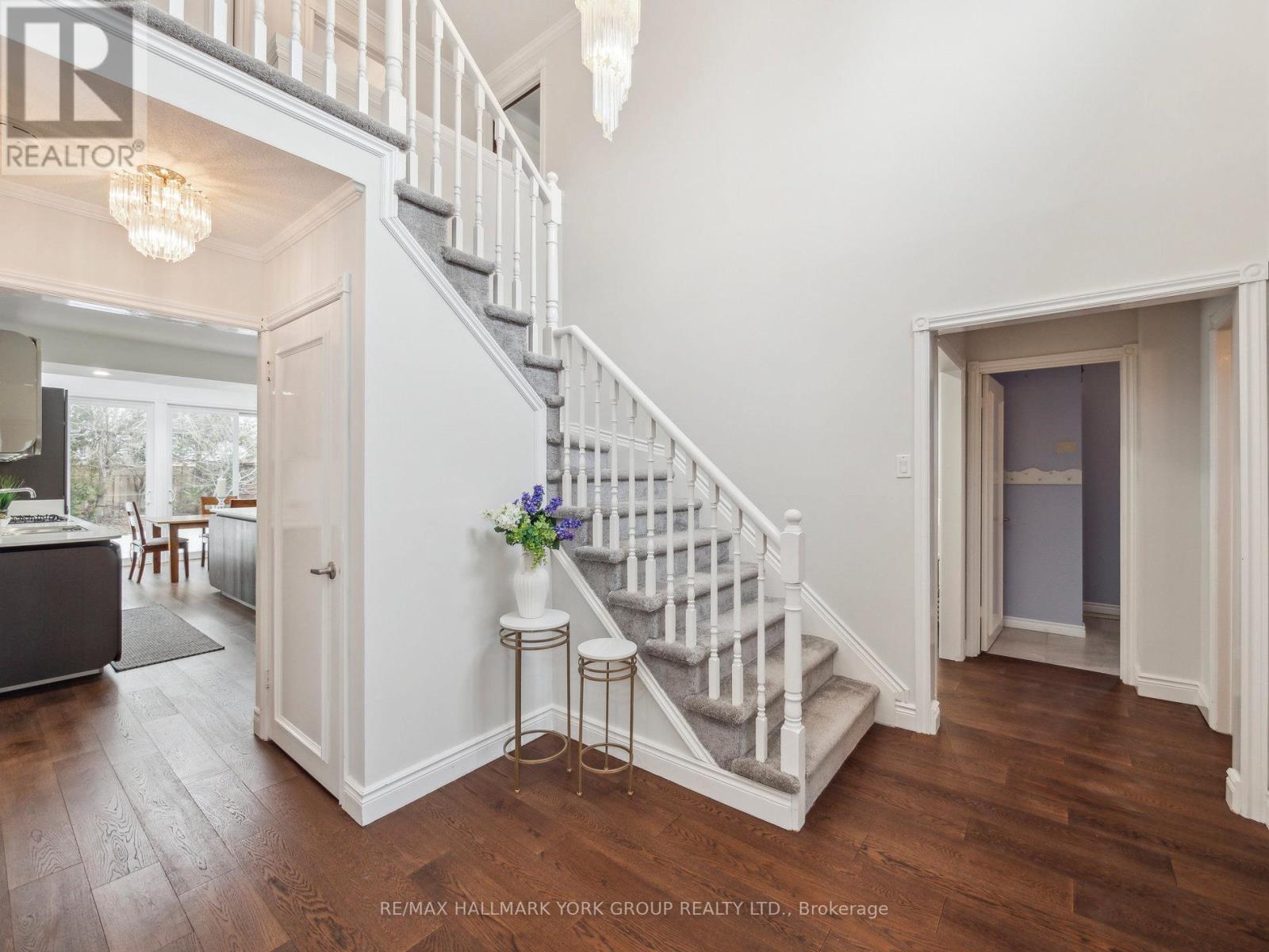 42 Drumern Crescent, Richmond Hill, Ontario  L4C 5H8 - Photo 3 - N12018383