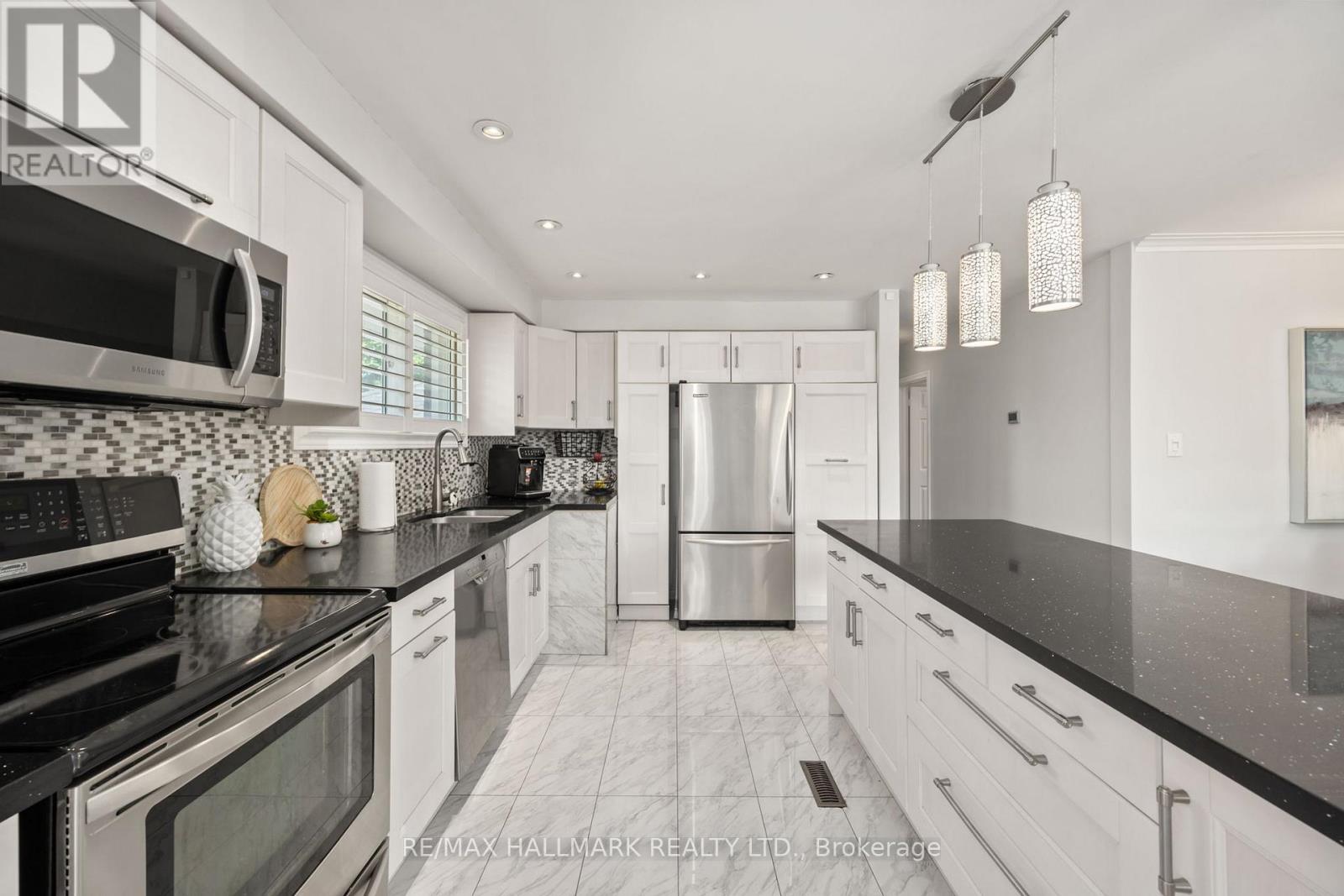 18 Daleside Crescent, Toronto, Ontario  M4A 2H6 - Photo 12 - C12191540
