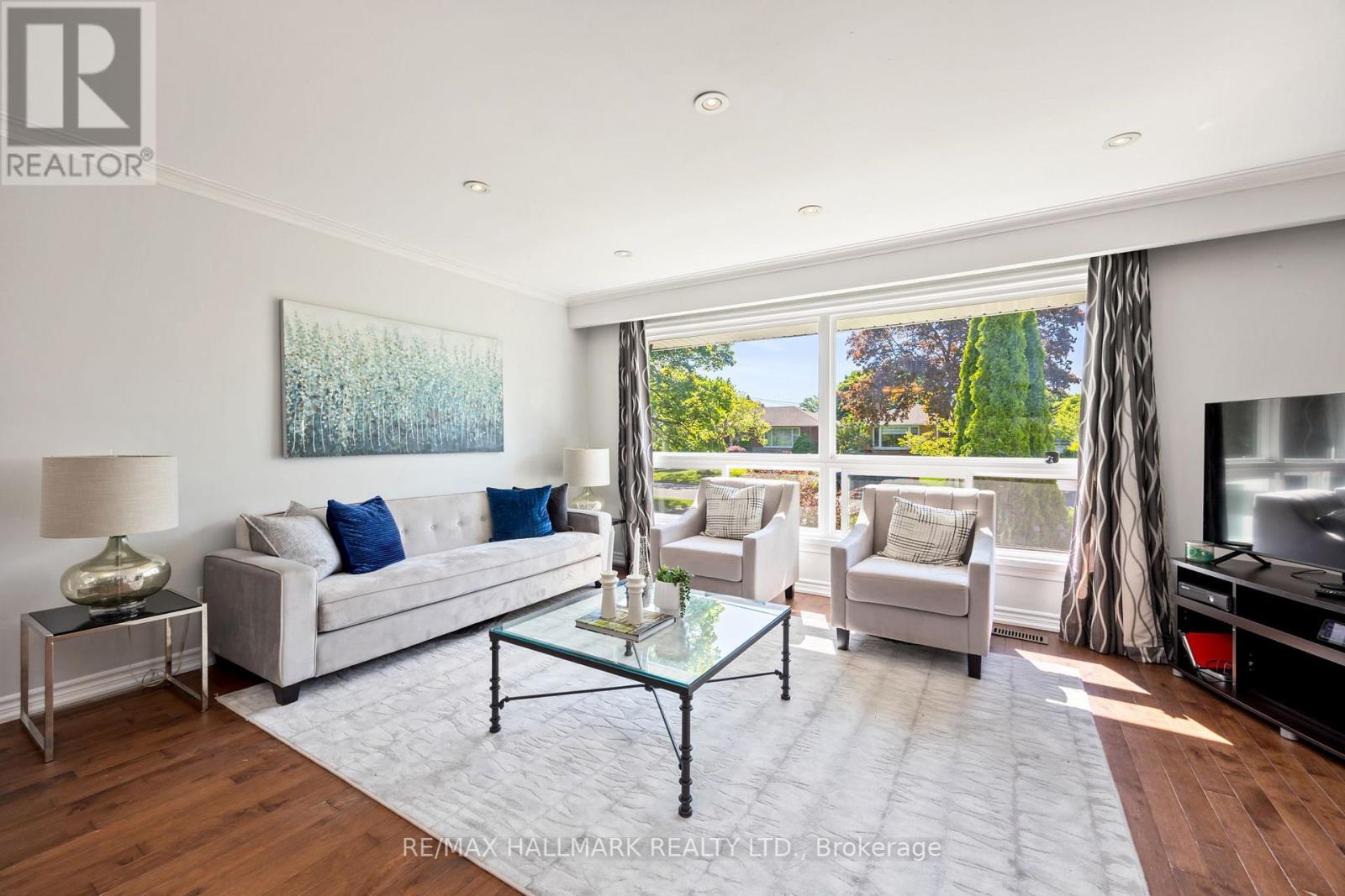 18 Daleside Crescent, Toronto, Ontario  M4A 2H6 - Photo 3 - C12191540