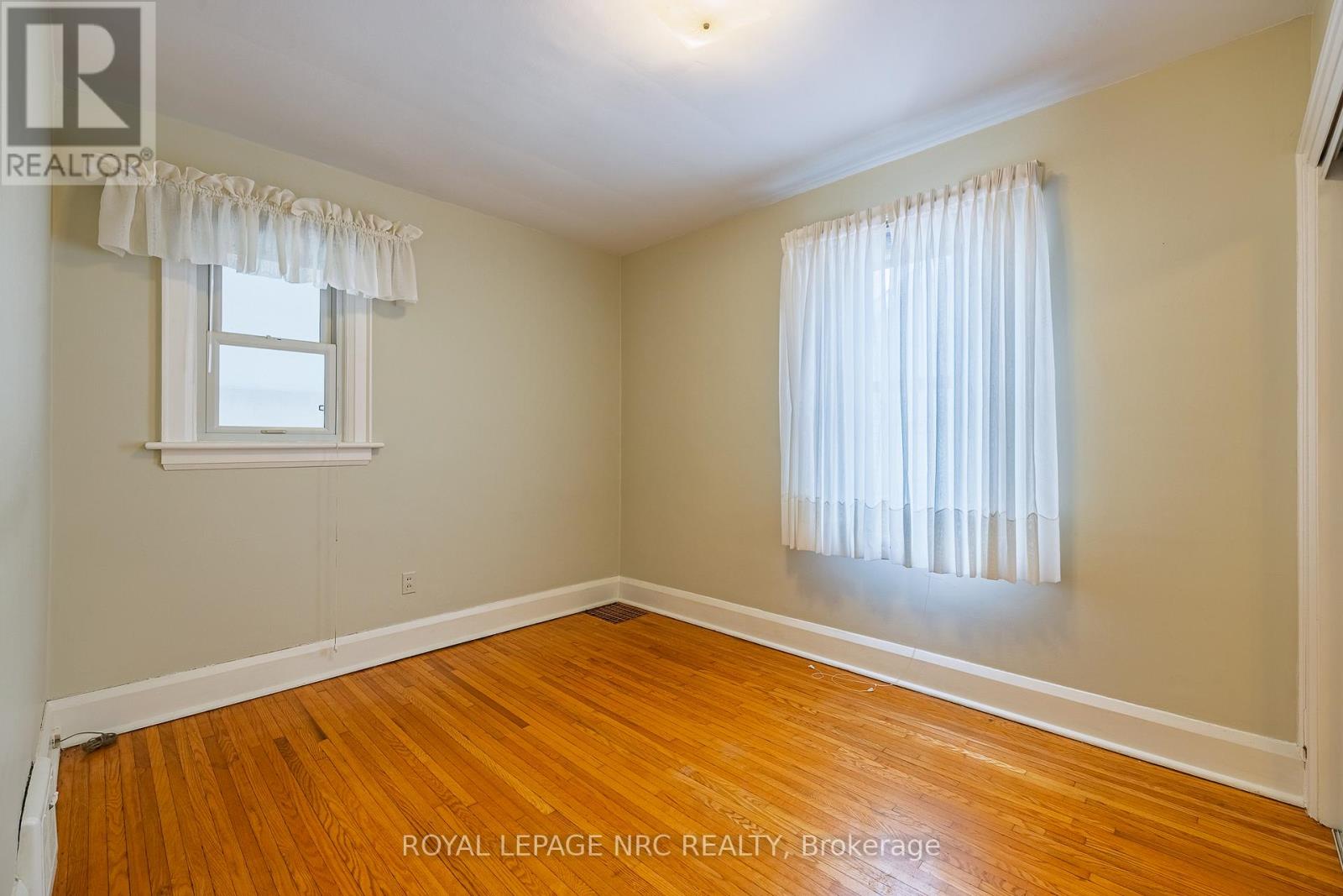 5742 Robinson Street, Niagara Falls, Ontario  L2G 2B2 - Photo 13 - X12191740