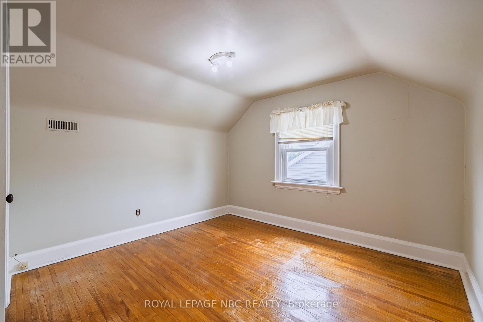 5742 Robinson Street, Niagara Falls, Ontario  L2G 2B2 - Photo 16 - X12191740