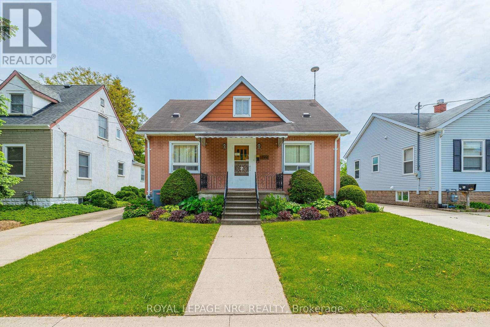 5742 Robinson Street, Niagara Falls, Ontario  L2G 2B2 - Photo 2 - X12191740
