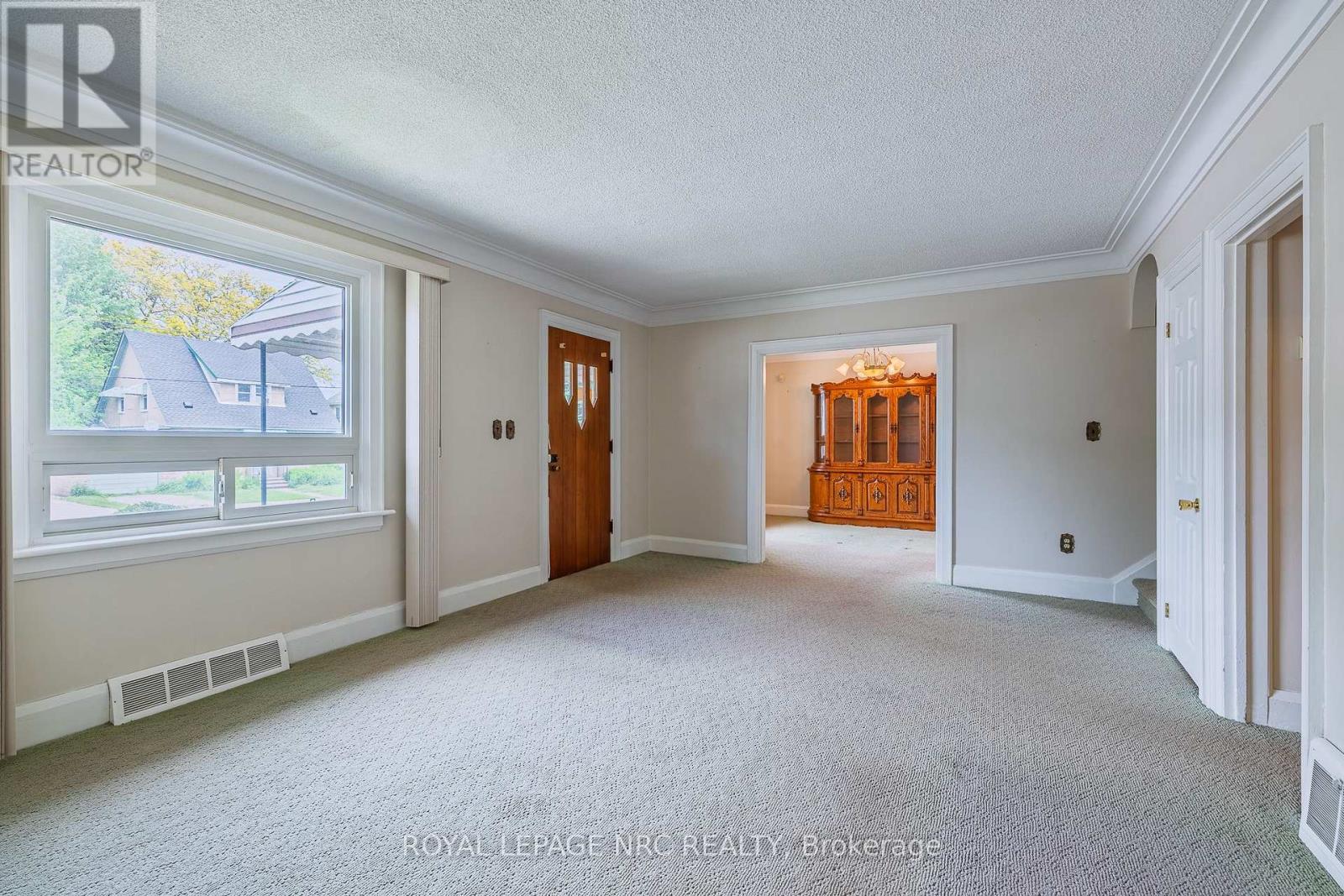 5742 Robinson Street, Niagara Falls, Ontario  L2G 2B2 - Photo 5 - X12191740