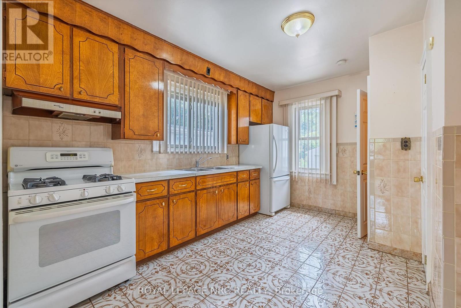 5742 Robinson Street, Niagara Falls, Ontario  L2G 2B2 - Photo 8 - X12191740