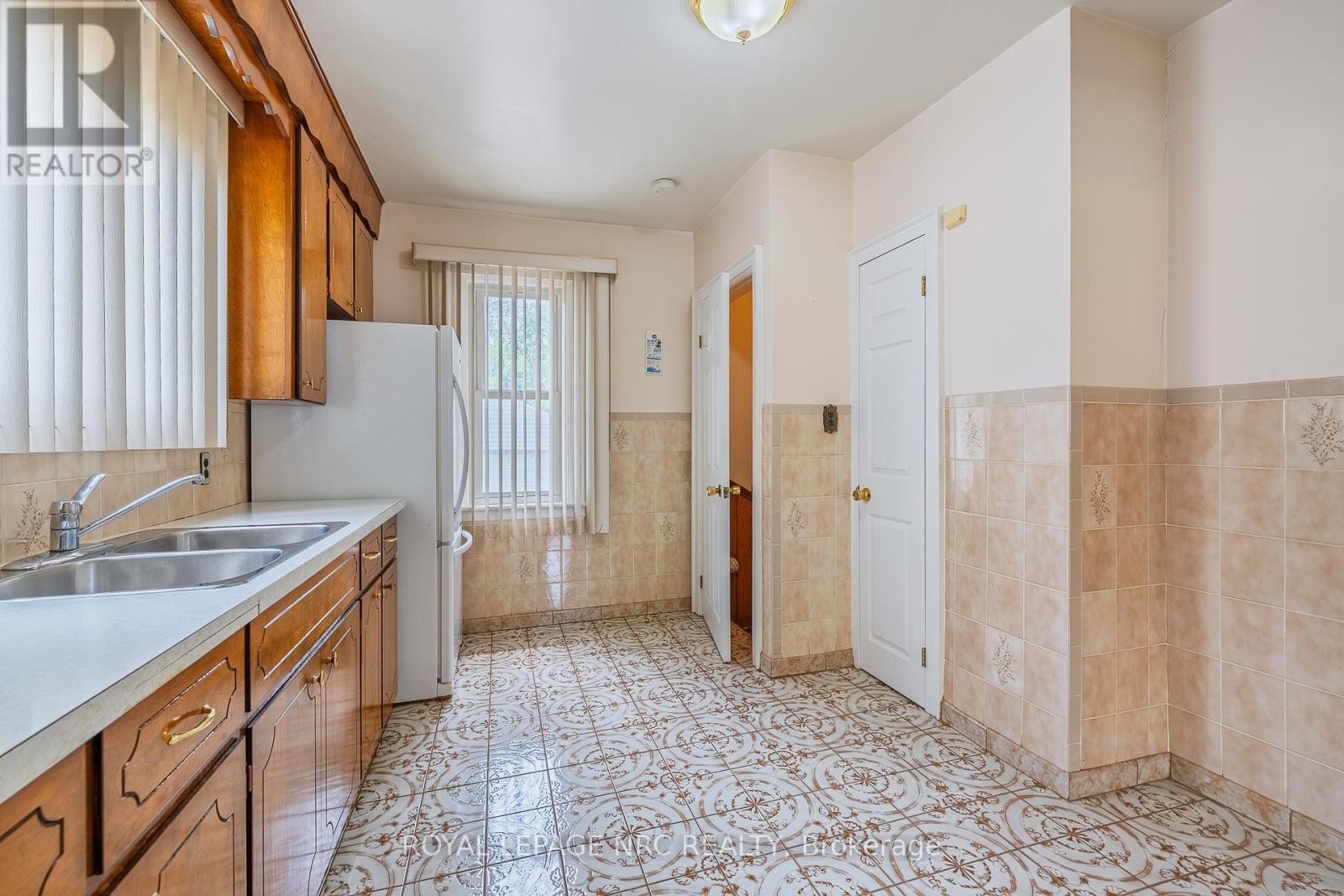5742 Robinson Street, Niagara Falls, Ontario  L2G 2B2 - Photo 9 - X12191740