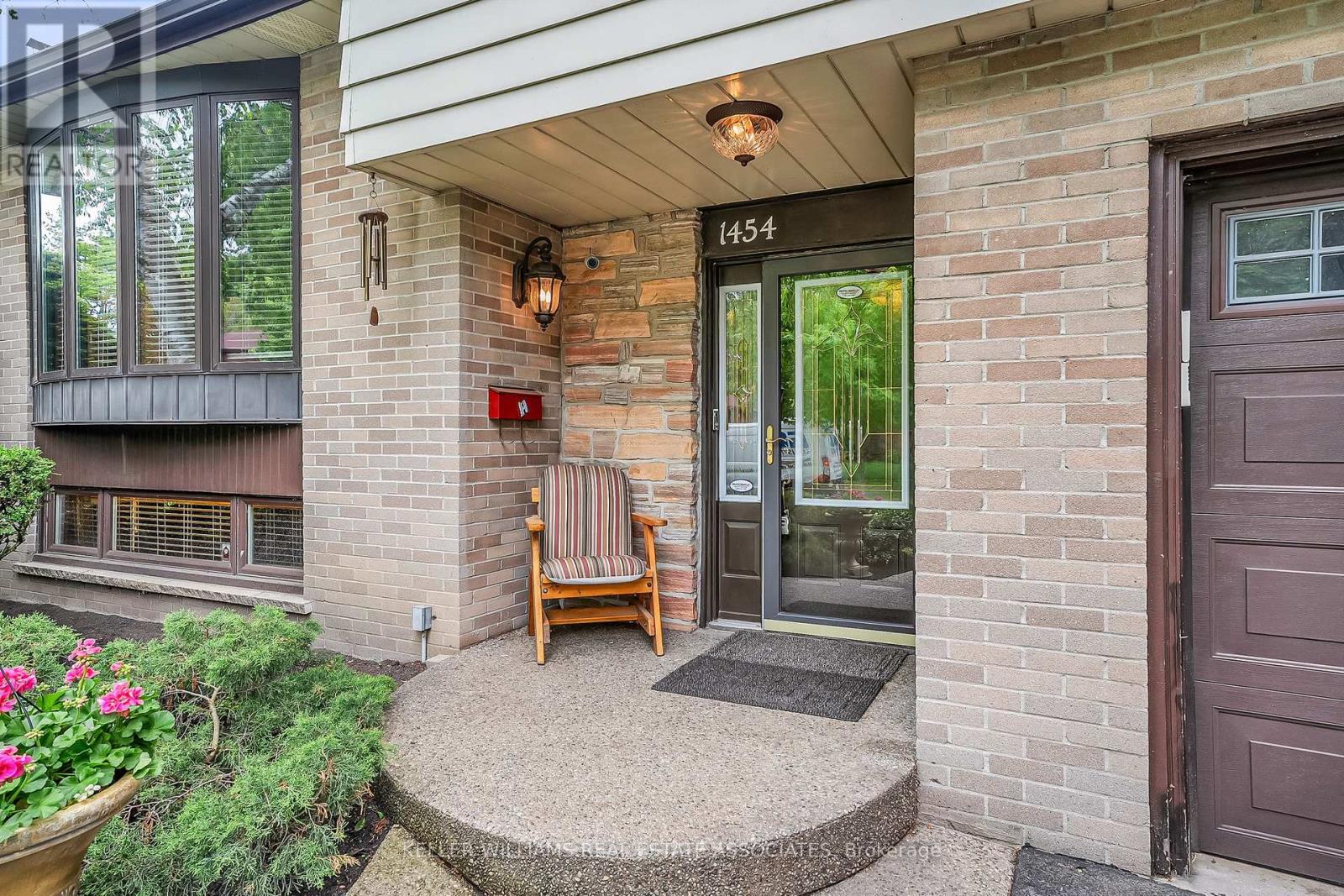 1454 Leda Avenue, Mississauga (Mineola), Ontario  L5G 4B7 - Photo 3 - W12191457