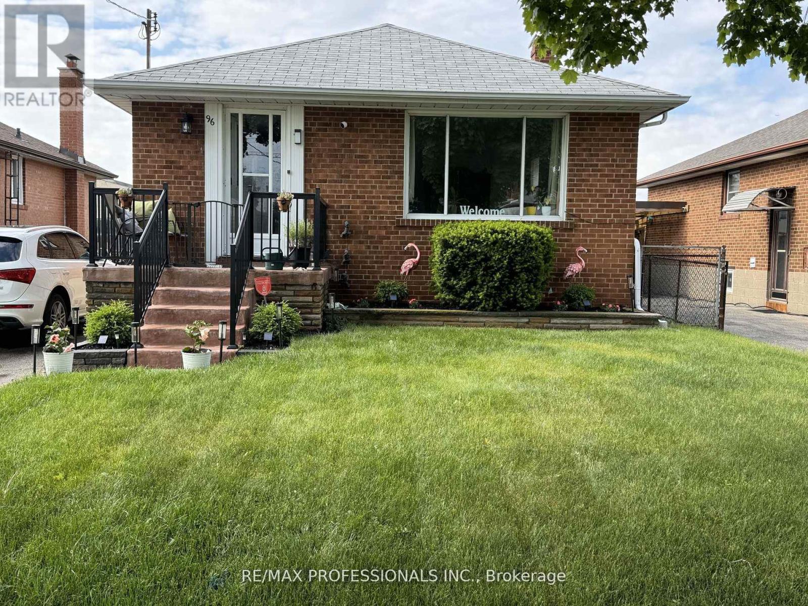 <div class="slider-price">$1,159,000</div><p>96 Nordin Avenue, Toronto, Ontario</p>