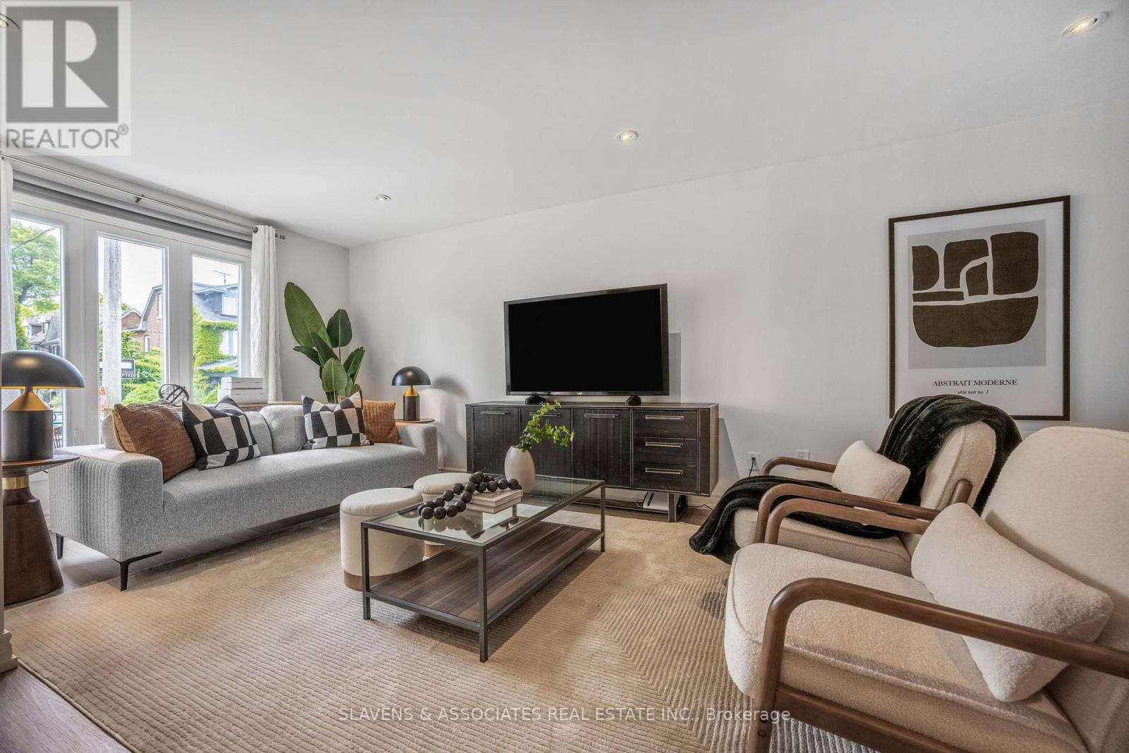 <div class="slider-price">$1,599,900</div><p>759 Shaw Street, Toronto, Ontario</p>