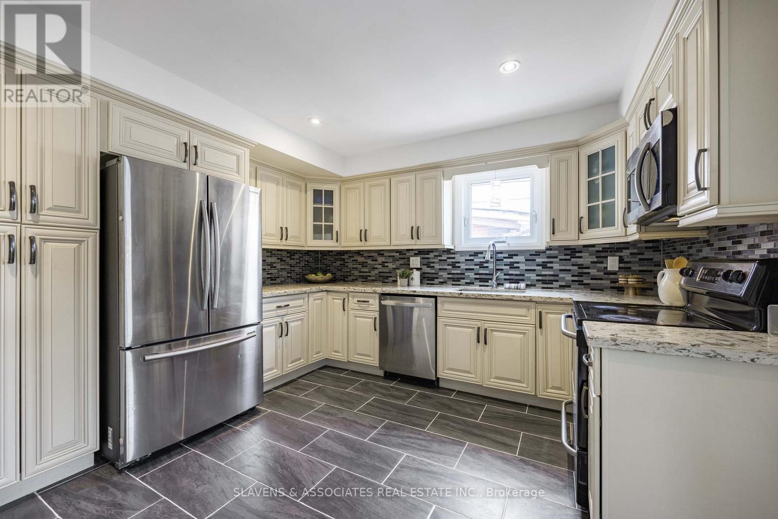 759 Shaw Street, Toronto (Dovercourt-Wallace Emerson-Junction), Ontario  M6G 3L9 - Photo 8 - W12191602