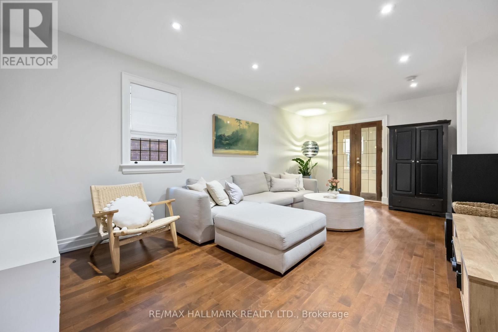 60 Bushey Avenue, Toronto (Rockcliffe-Smythe), Ontario  M6N 2R3 - Photo 4 - W12191620