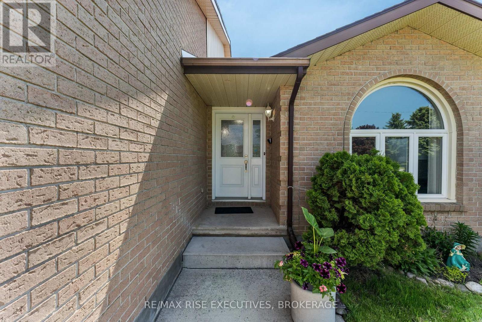 656 Rivermeade Avenue, Kingston (East Gardiners Rd), Ontario  K7M 7Z6 - Photo 2 - X12191811