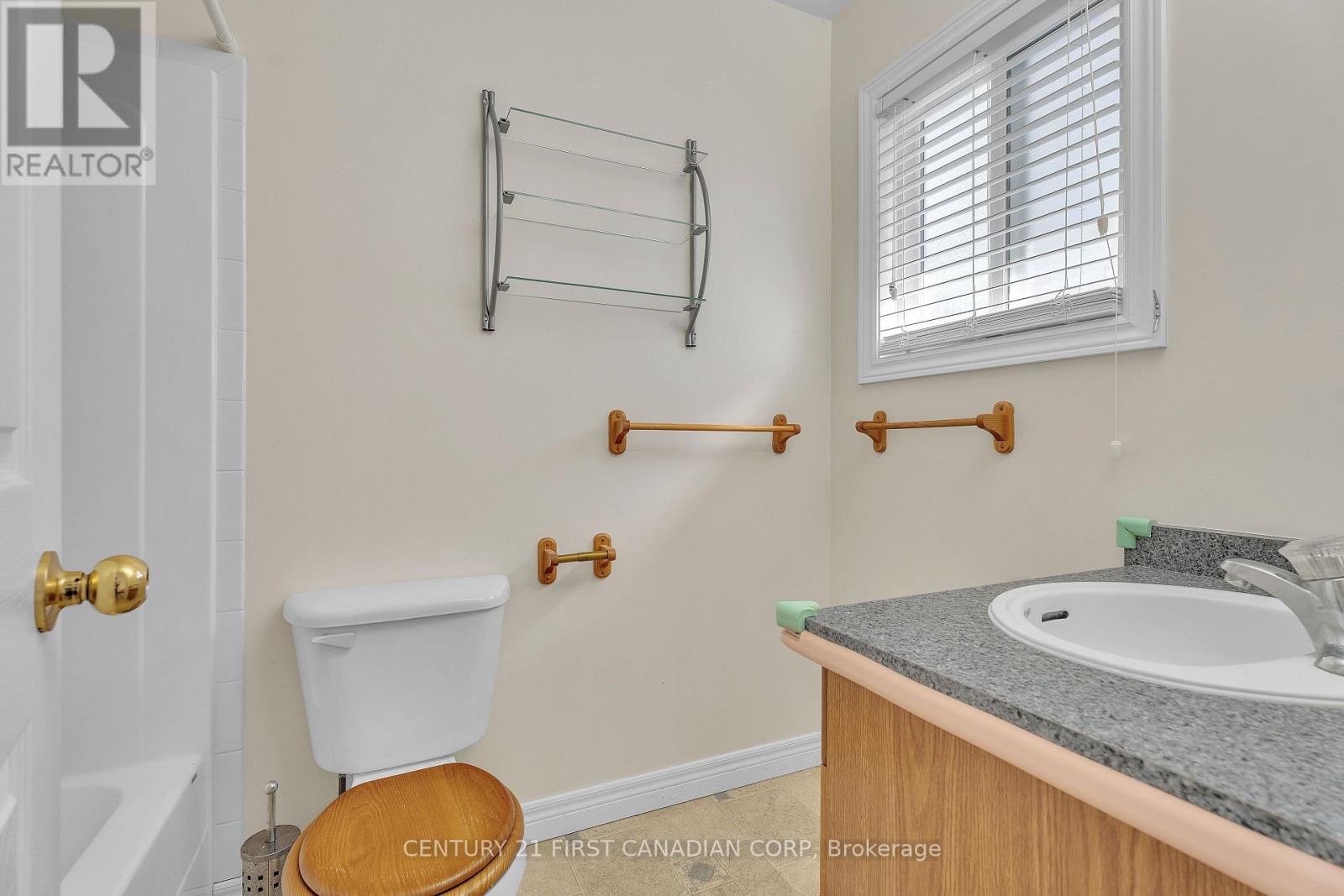 Photo 17 of 39 for 567 Sprucewood Drive
