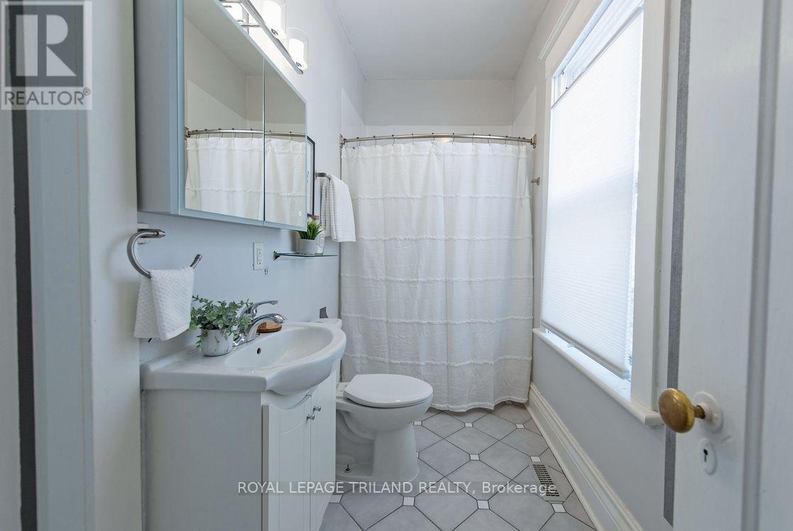 16 Woodward Avenue, London North, Ontario  N6H 2G7 - Photo 12 - X12191829