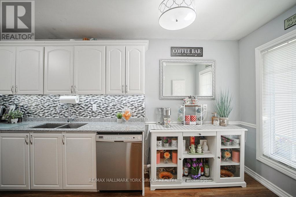 659 Gibson Court, Newmarket (Huron Heights-Leslie Valley), Ontario  L3Y 4Z5 - Photo 10 - N12191743