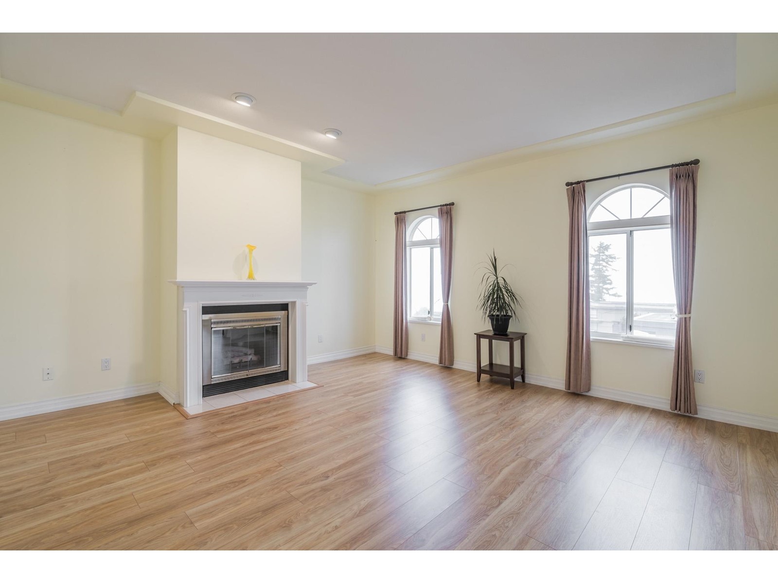 301 15130 Prospect Avenue, White Rock, British Columbia  V4B 2B9 - Photo 2 - R2988518