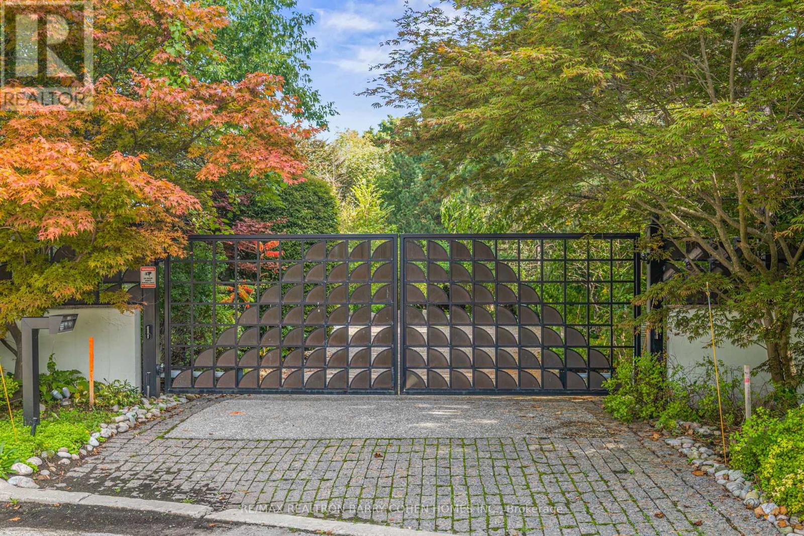 18 Timberglade Court, Toronto (Bridle Path-Sunnybrook-York Mills), Ontario  M2L 2Y2 - Photo 1 - C12191946