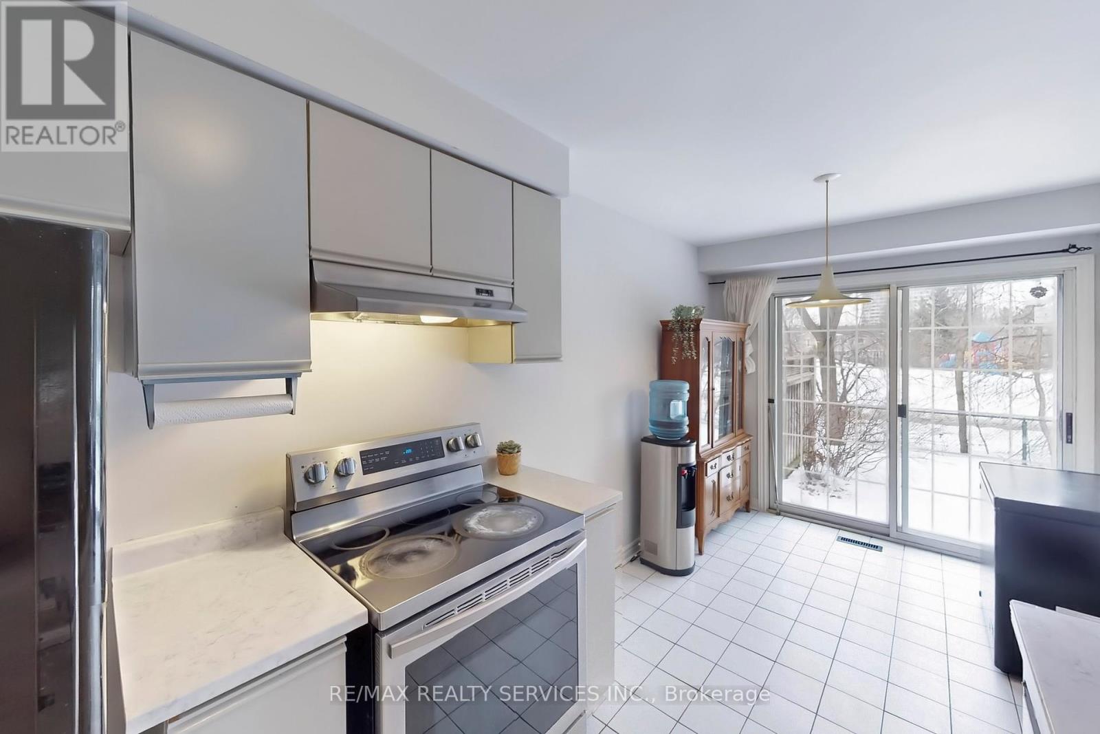 28 Heathcliffe Square, Brampton (Central Park), Ontario  L6S 5P7 - Photo 14 - W12133583