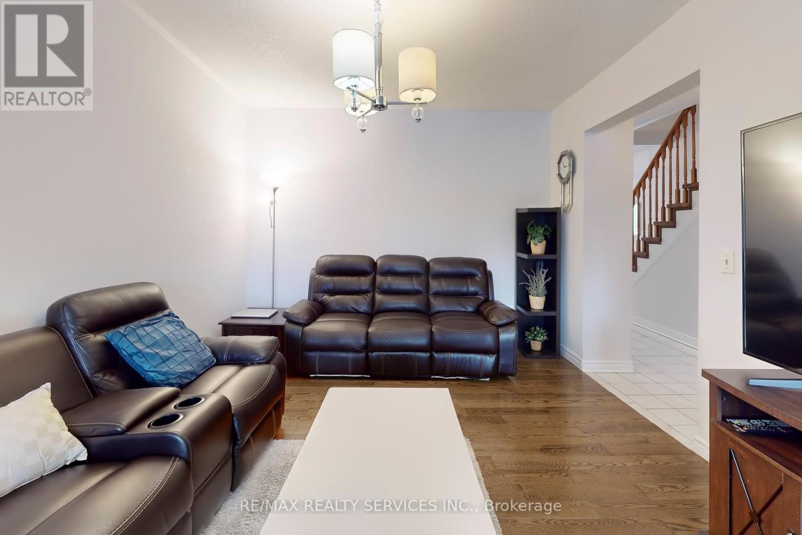 28 Heathcliffe Square, Brampton (Central Park), Ontario  L6S 5P7 - Photo 9 - W12133583